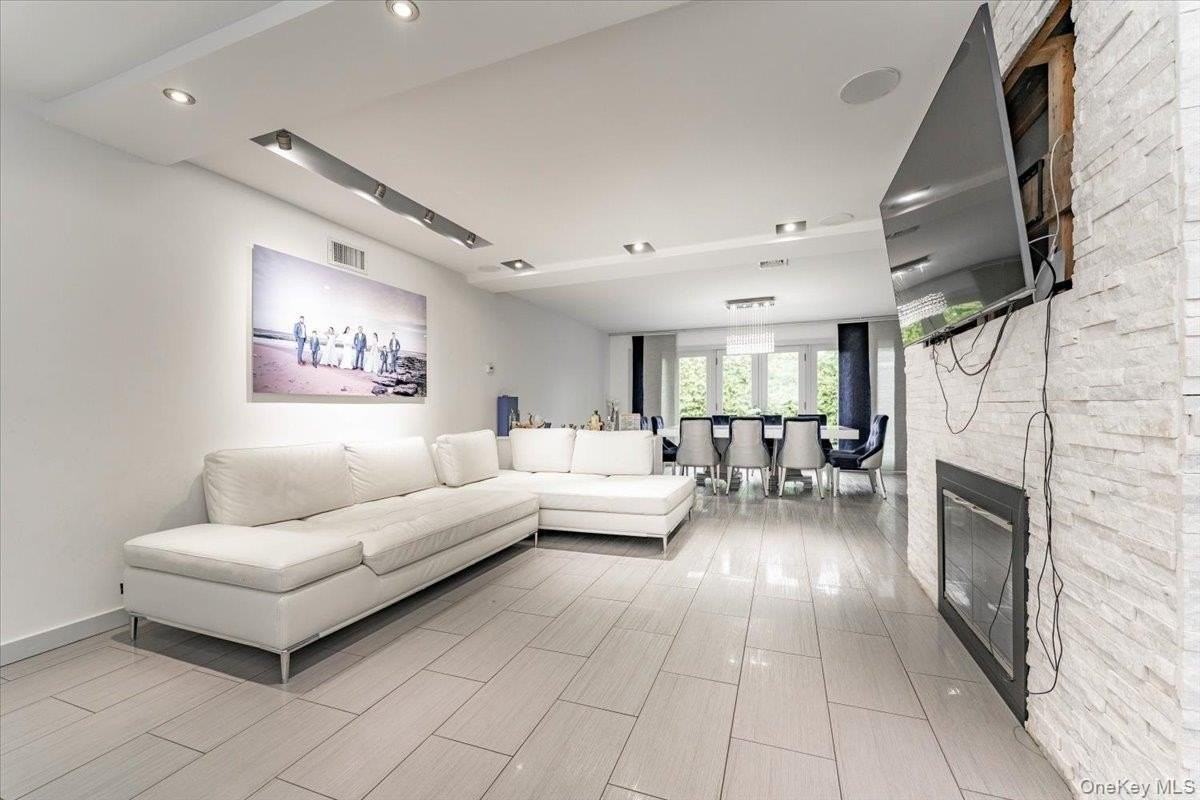 536 Oxford Rd - Photo 4 of 22