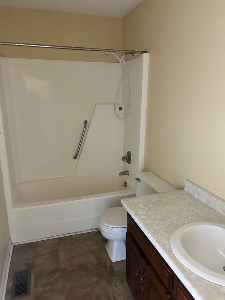 4900 Independence Dr - Photo 3 of 10