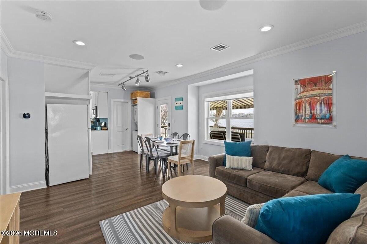 106 Makin Ave - Photo 6 of 38