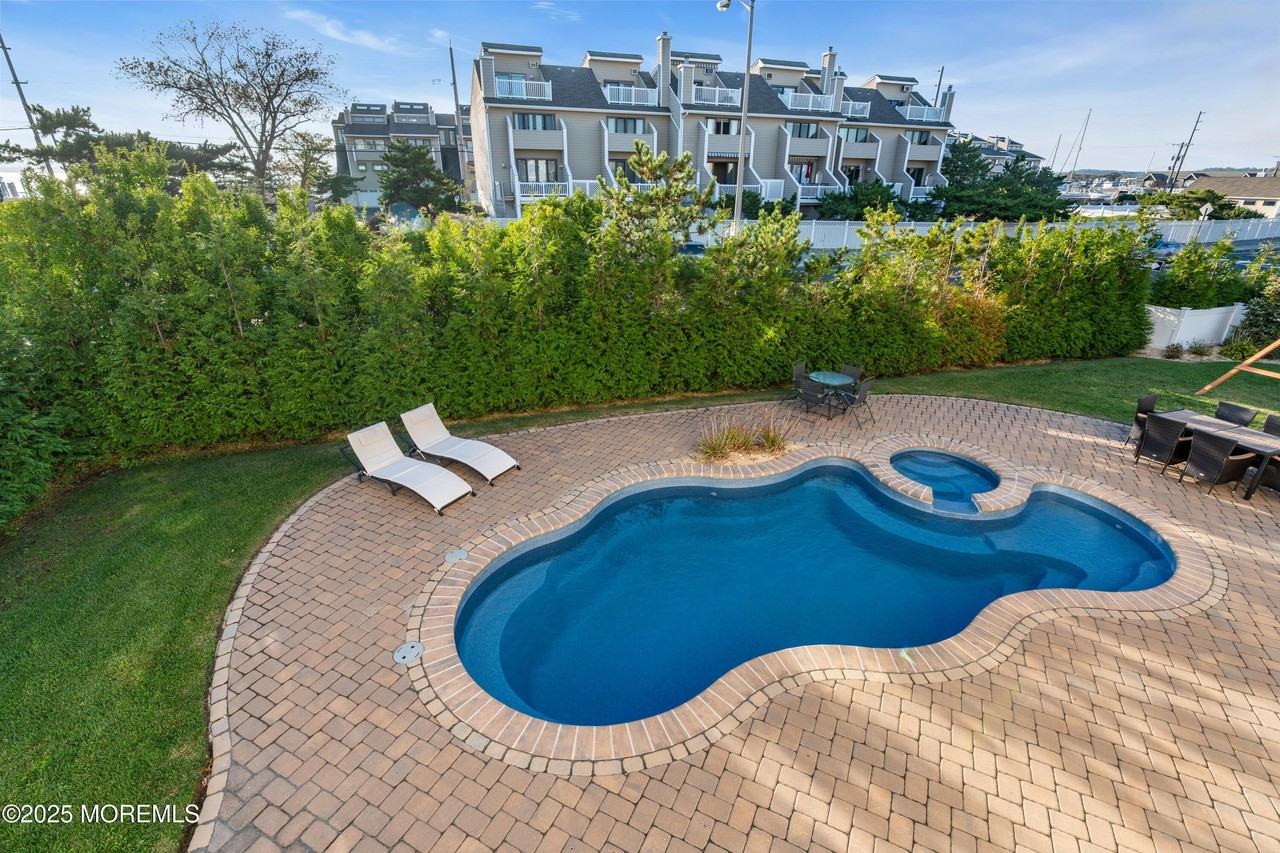 2 Tradewinds Ln - Photo 5 of 50