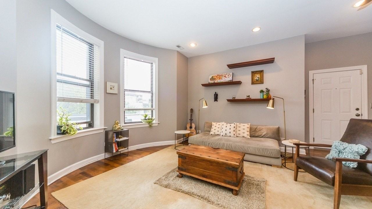 561 W Briar Pl #206 - Photo 2 of 14