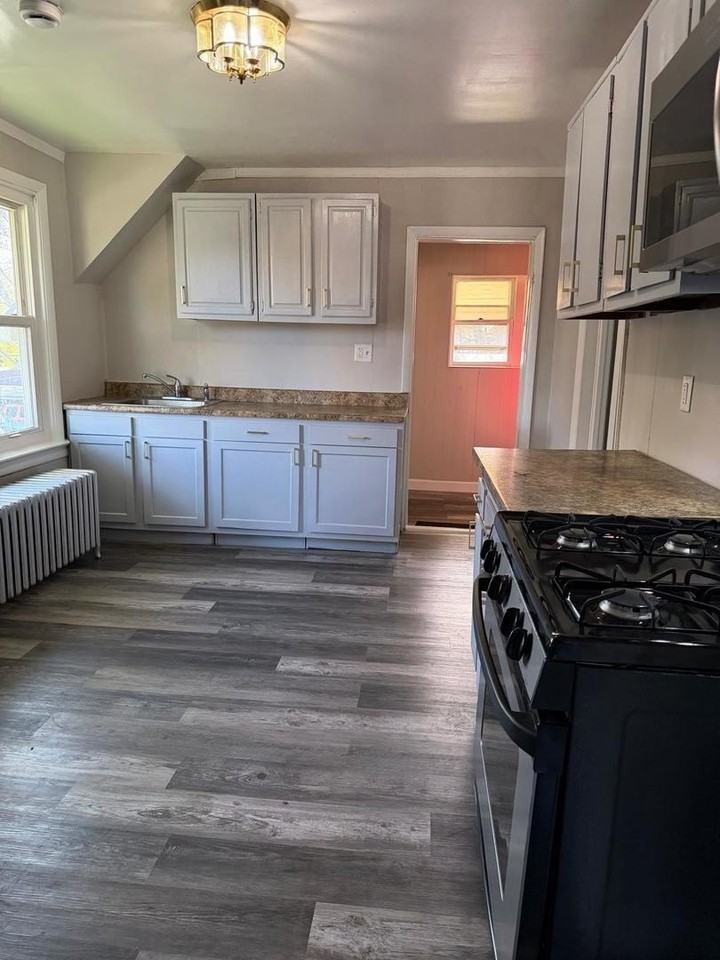 930 S Victory St #2 - Photo 3 of 15