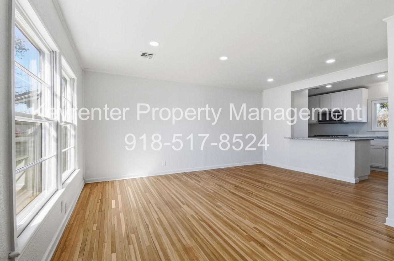 229 E 45th Pl - Photo 3 of 22