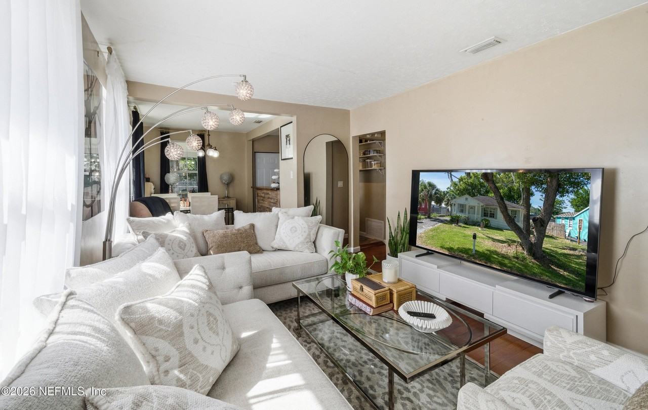 6024 Transylvania Ave - Photo 5 of 25