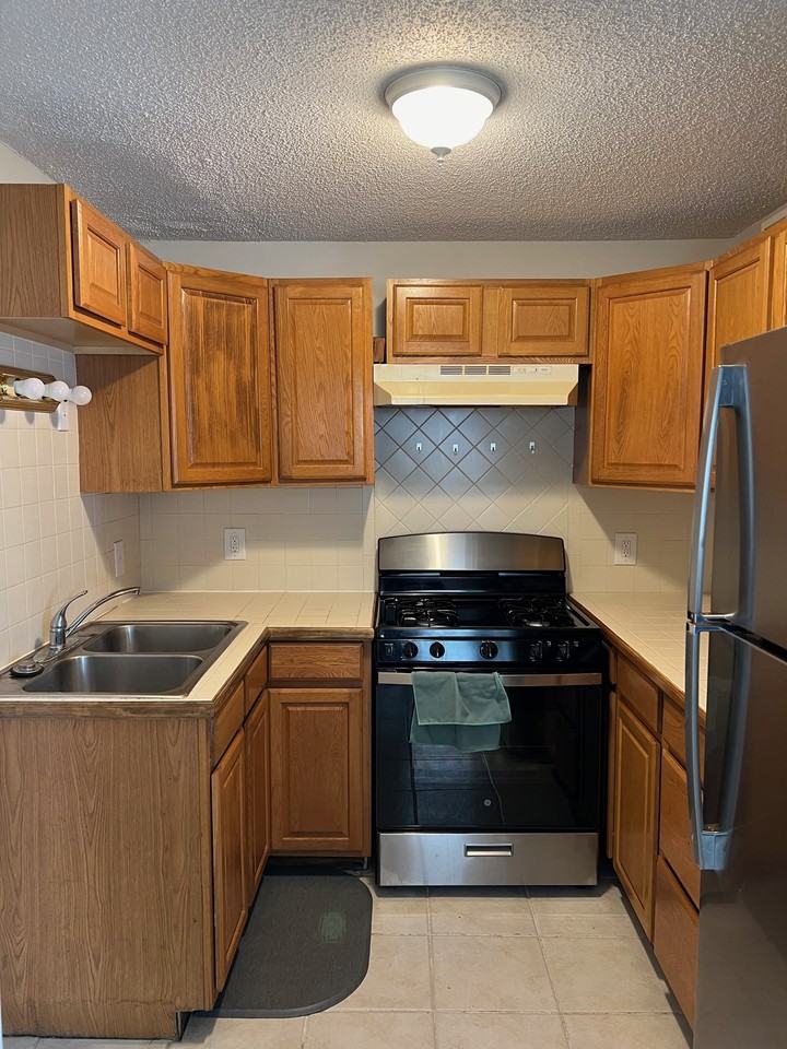 420 E Mill St #B - Photo 3 of 9