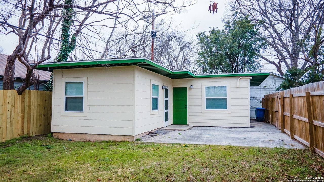 130 E Norwood Ct #3 - Photo 2 of 32