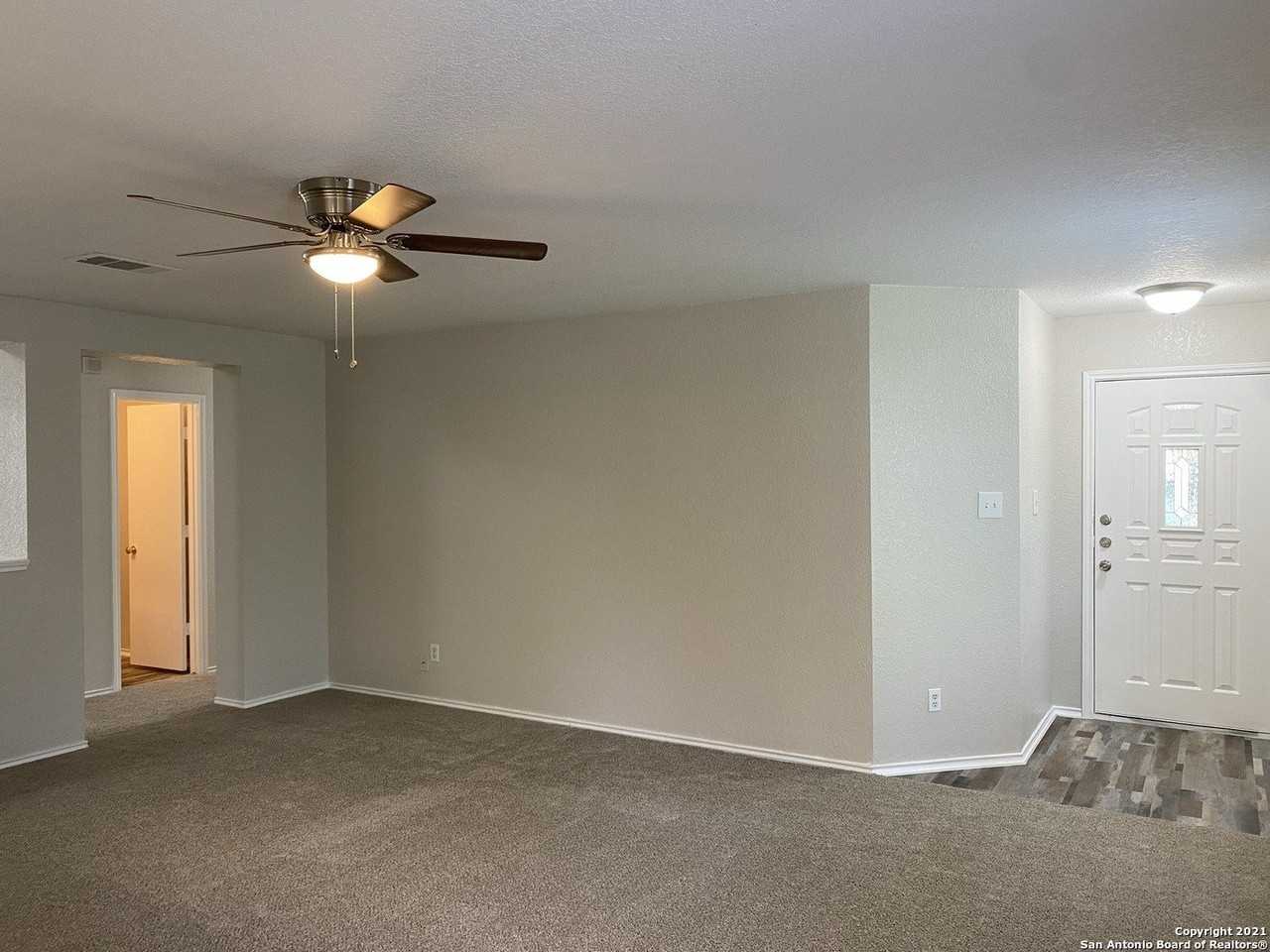 511 Mathis Mdw - Photo 3 of 13