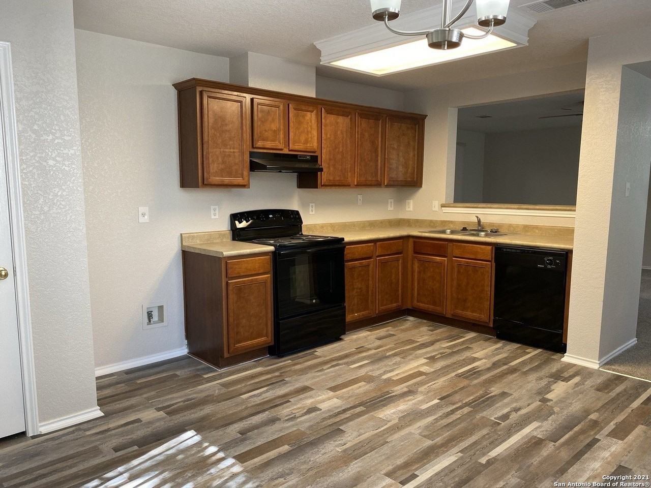 511 Mathis Mdw - Photo 4 of 13