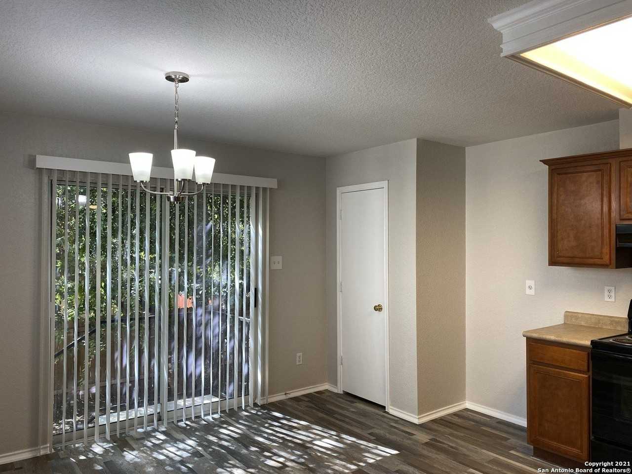 511 Mathis Mdw - Photo 5 of 13