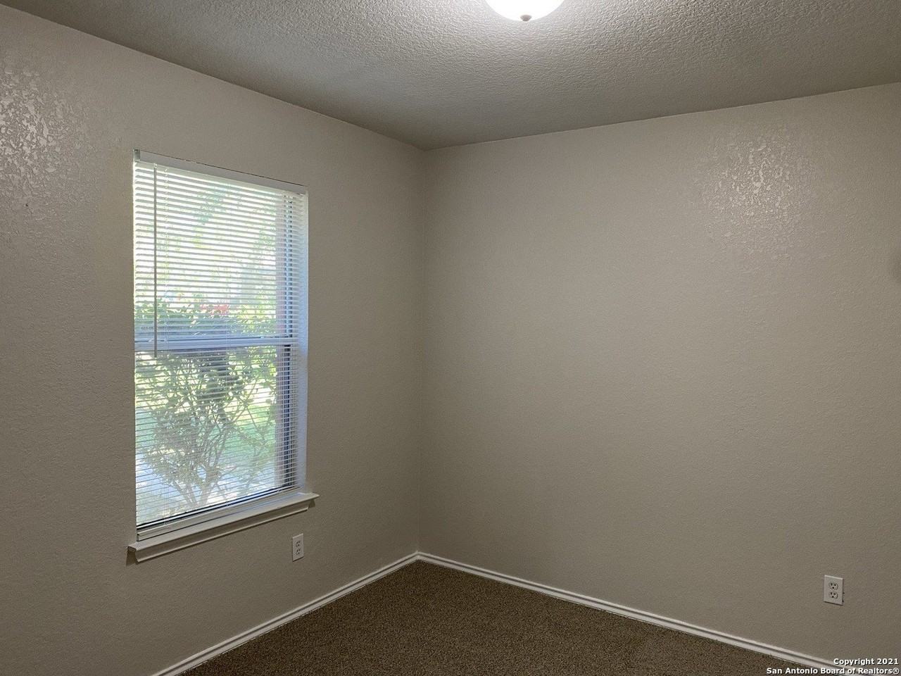 511 Mathis Mdw - Photo 6 of 13