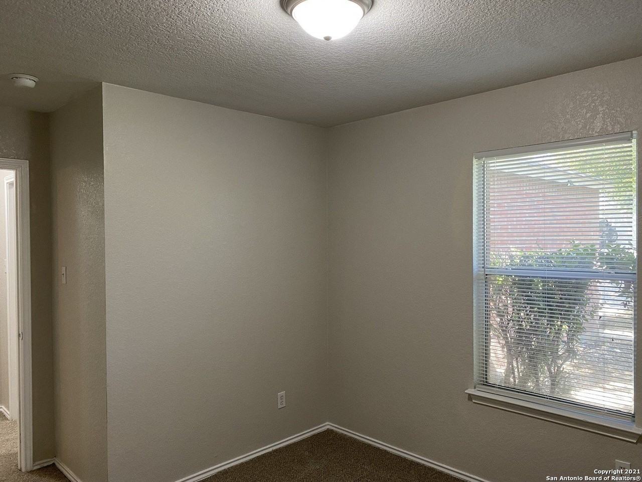 511 Mathis Mdw - Photo 7 of 13