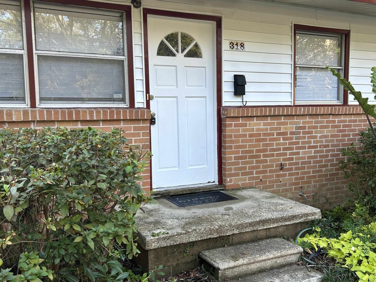 318 Meadowbrook Ln - Photo 4 of 26