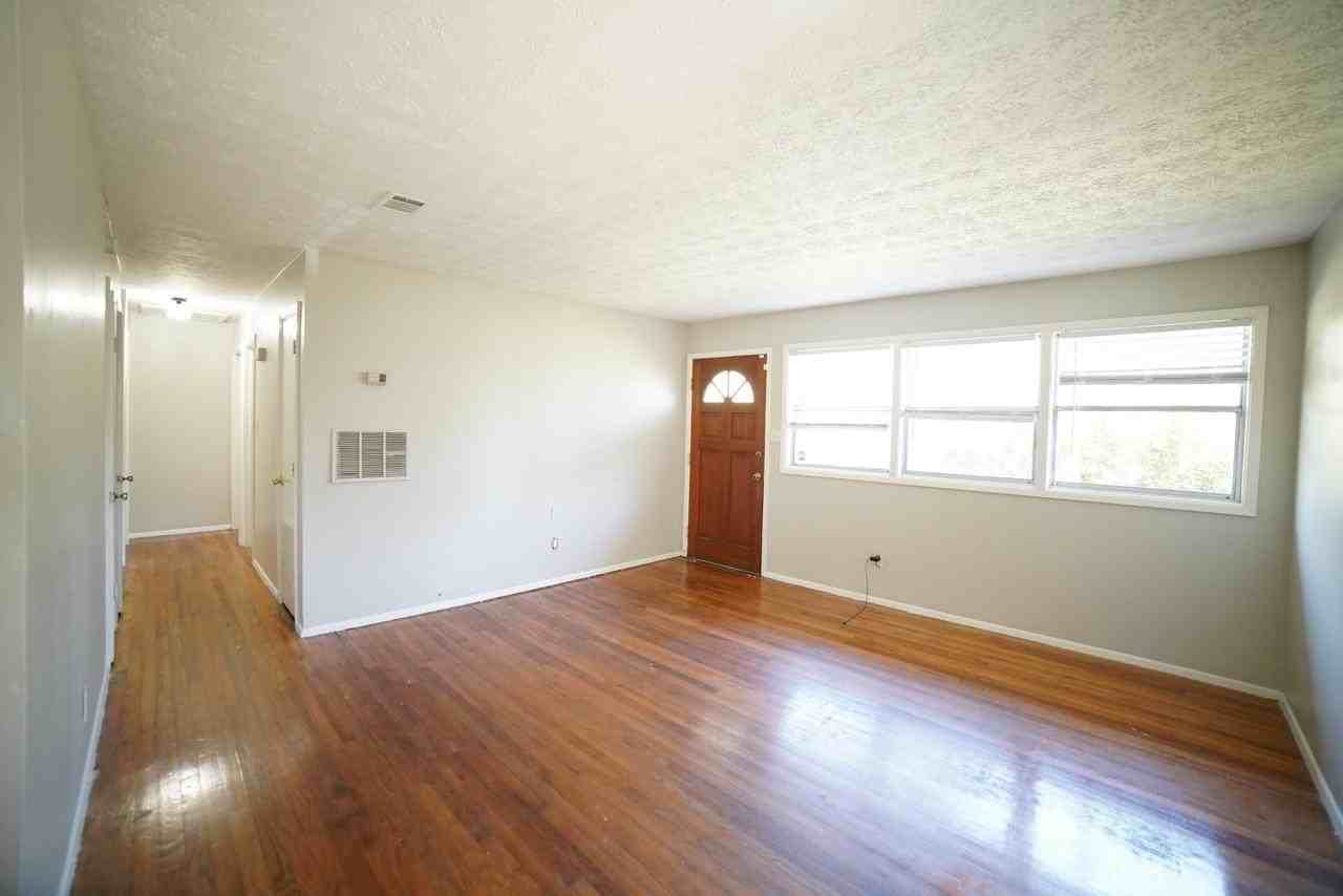 318 Meadowbrook Ln - Photo 6 of 26