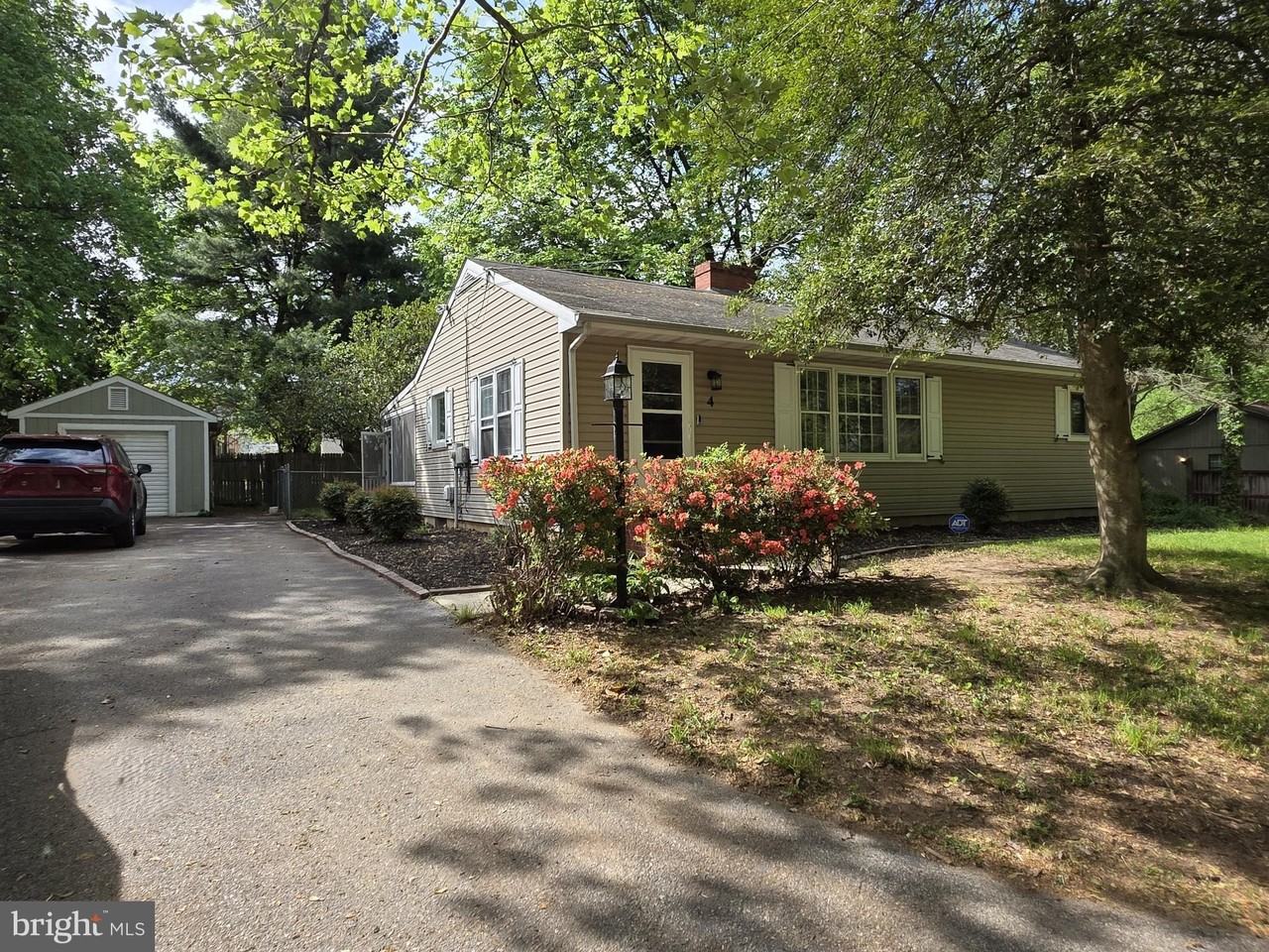 4 Carolee Dr - Photo 2 of 27