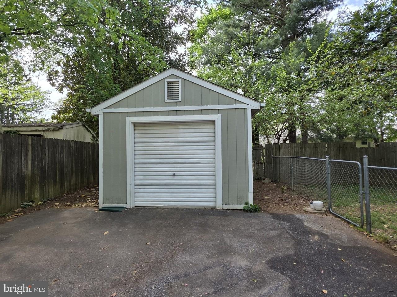 4 Carolee Dr - Photo 3 of 27