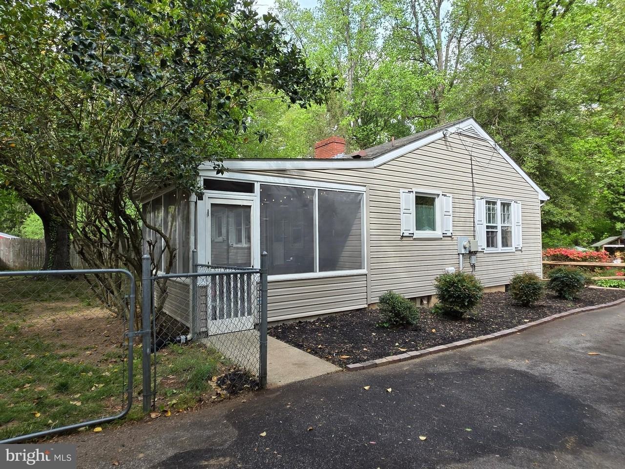 4 Carolee Dr - Photo 4 of 27