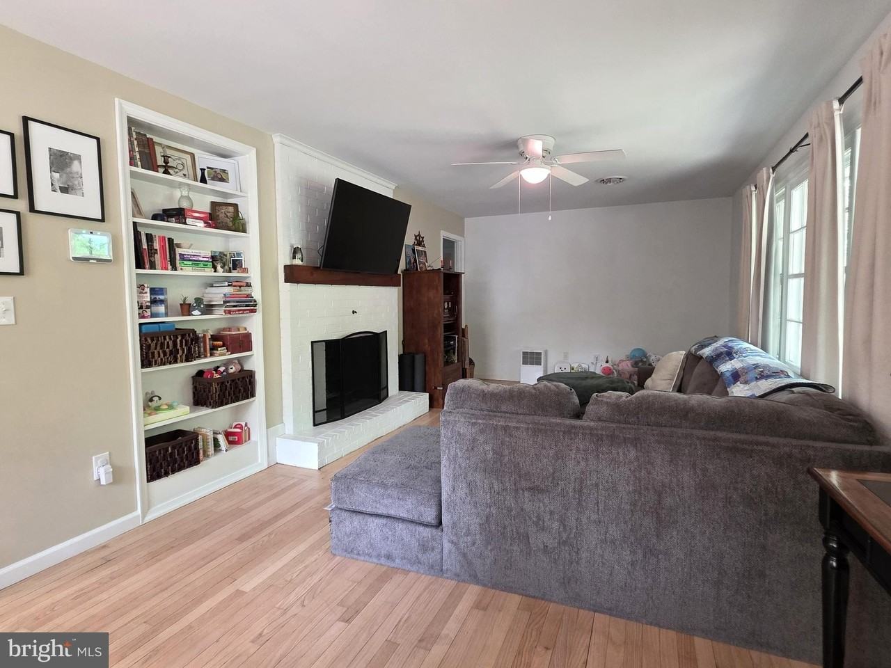 4 Carolee Dr - Photo 7 of 27