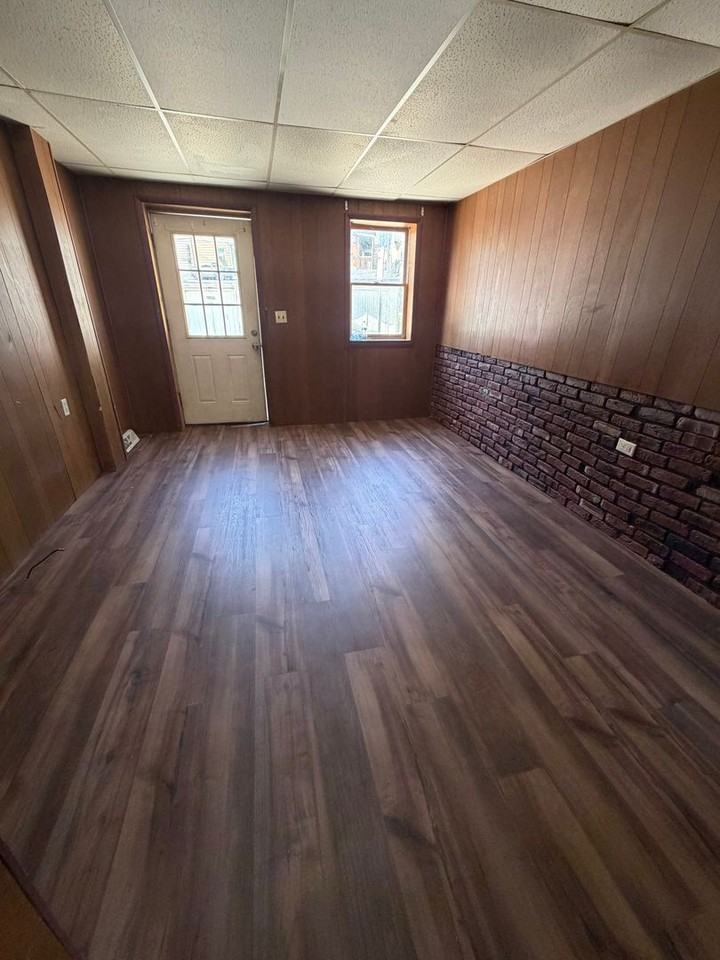 564 Salem Ave - Photo 2 of 12