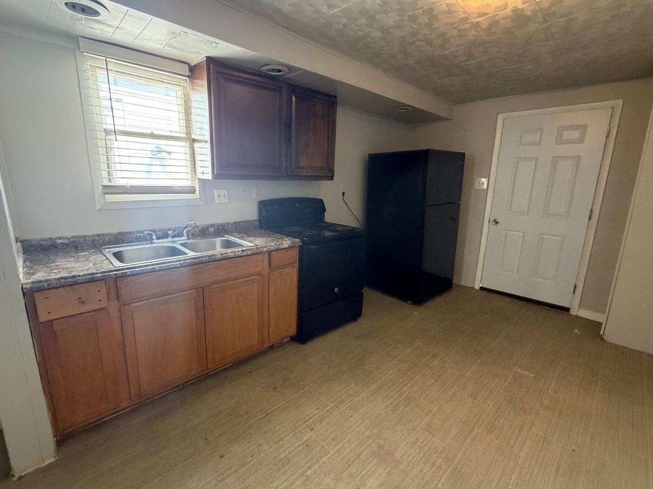 564 Salem Ave - Photo 4 of 12