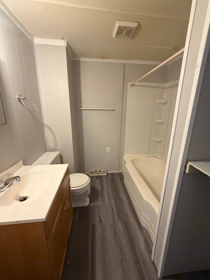 564 Salem Ave - Photo 7 of 12