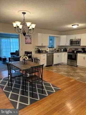 636 Hammond Dr - Photo 4 of 7