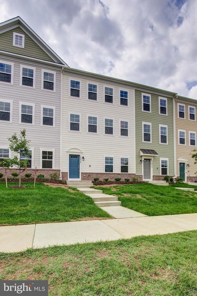 14217 Travilah Rd - Photo 2 of 48