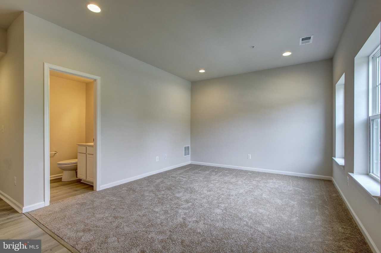 14217 Travilah Rd - Photo 5 of 48