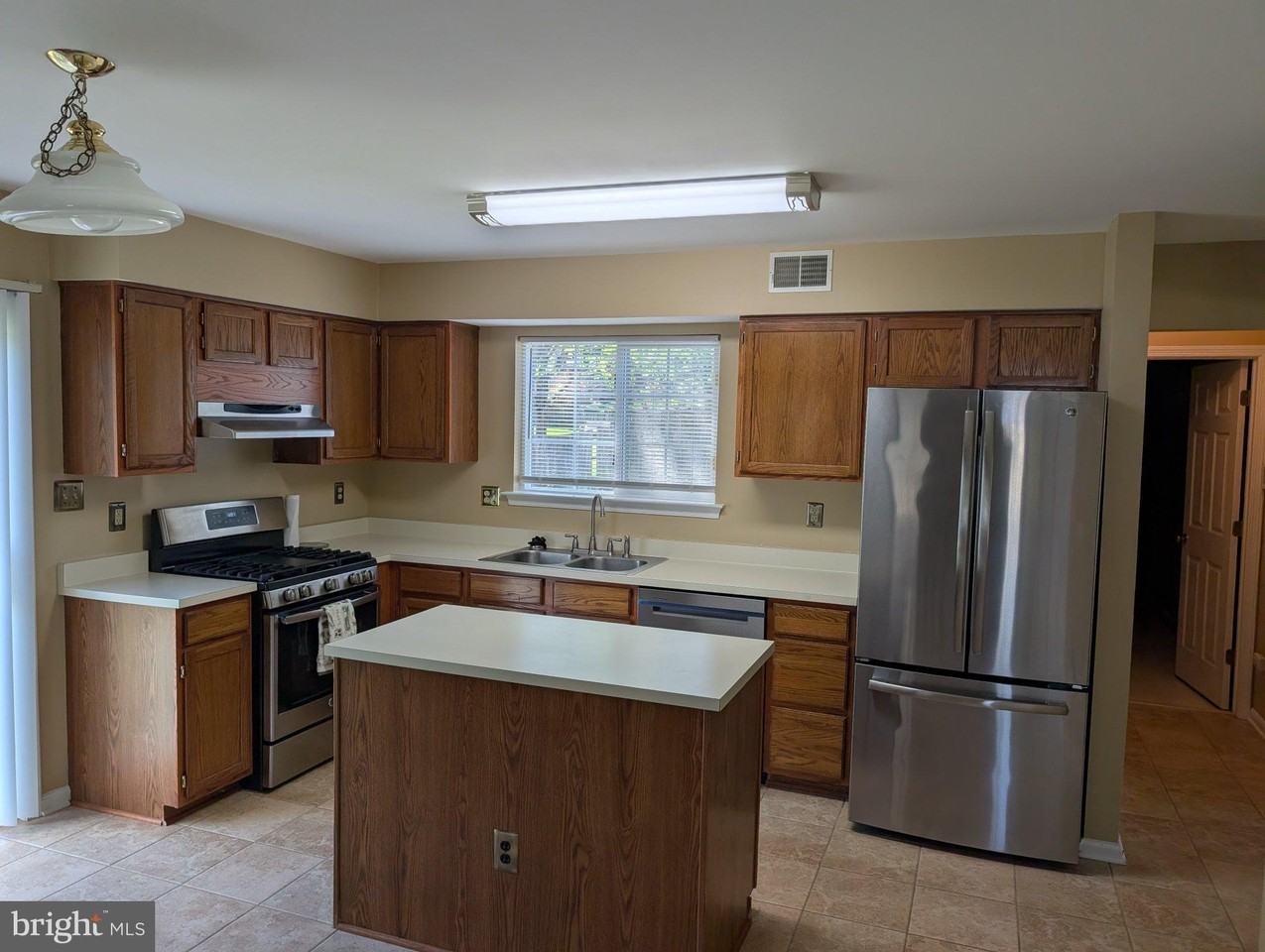 4411 Sutherland Cir - Photo 2 of 18