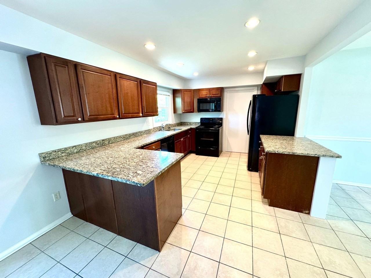 2911 Tallow Ln - Photo 4 of 36