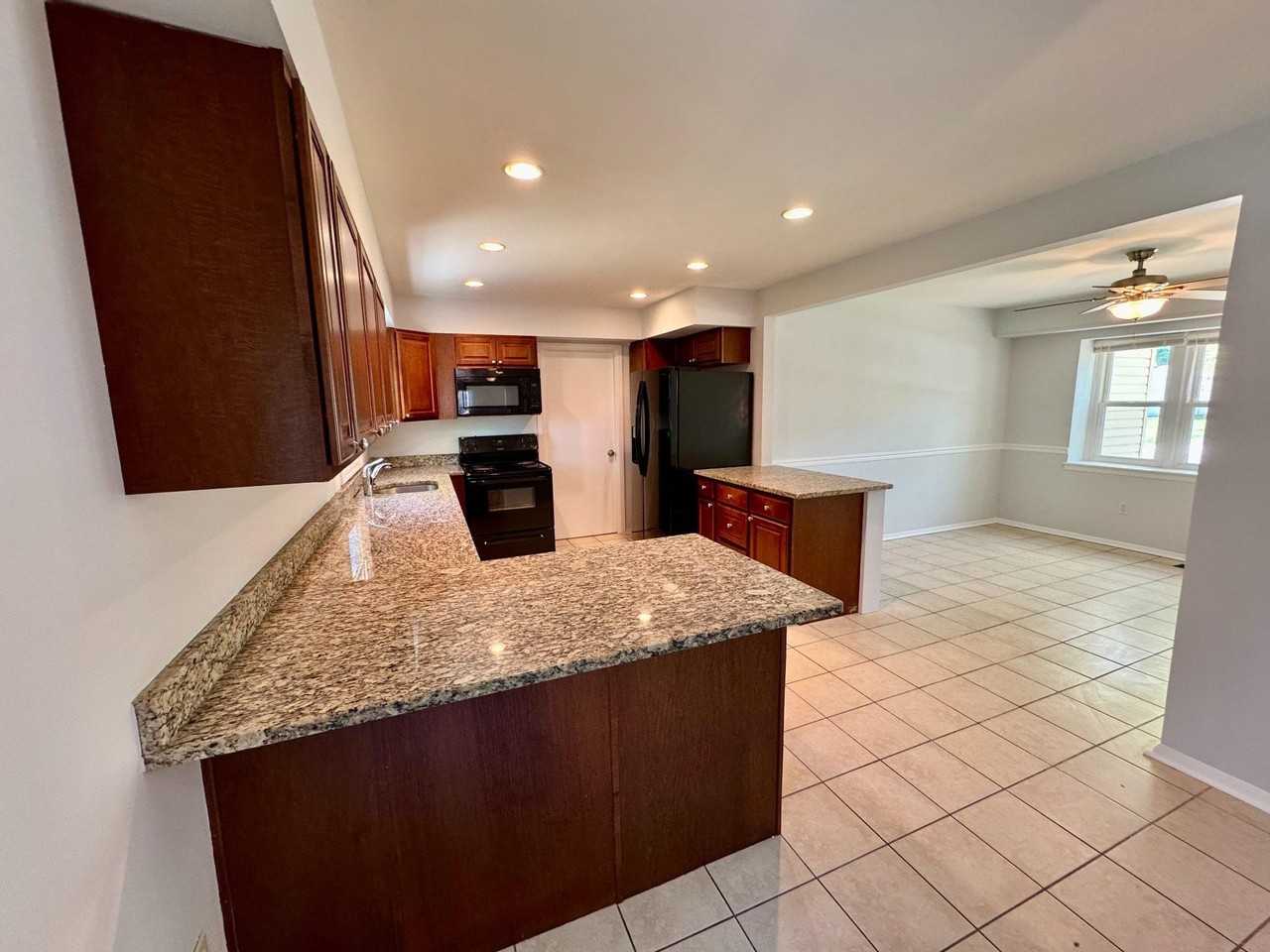 2911 Tallow Ln - Photo 5 of 36