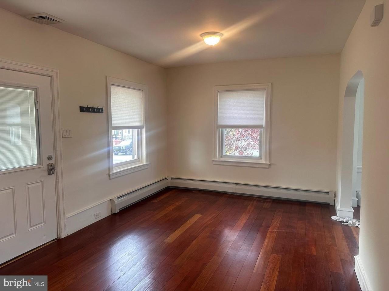 229 Iona Ave - Photo 3 of 15