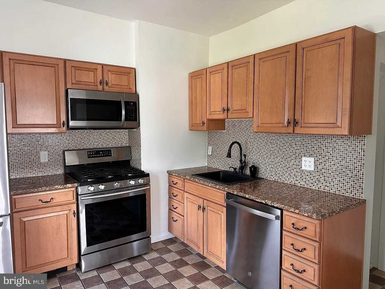 229 Iona Ave - Photo 6 of 15