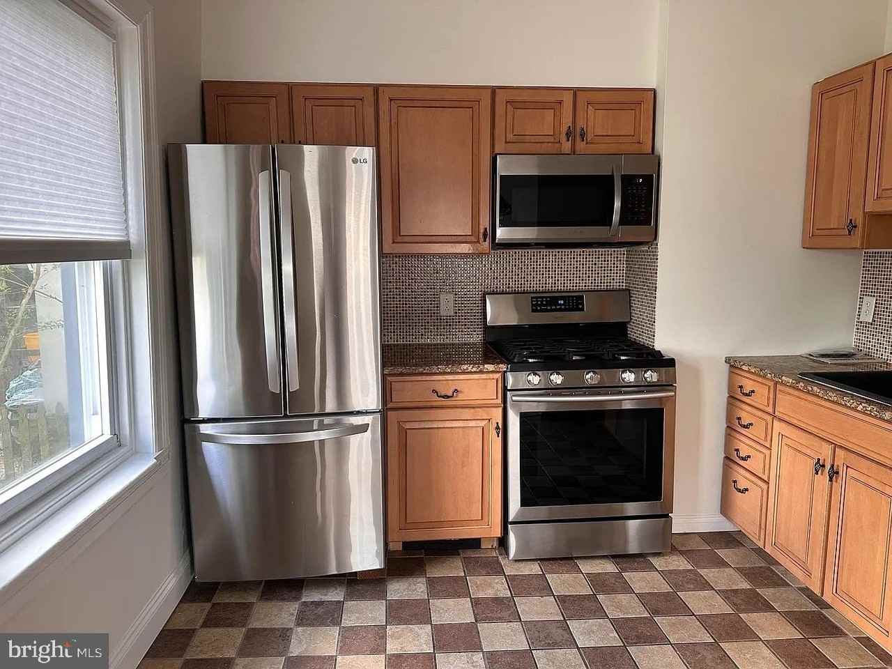 229 Iona Ave - Photo 7 of 15