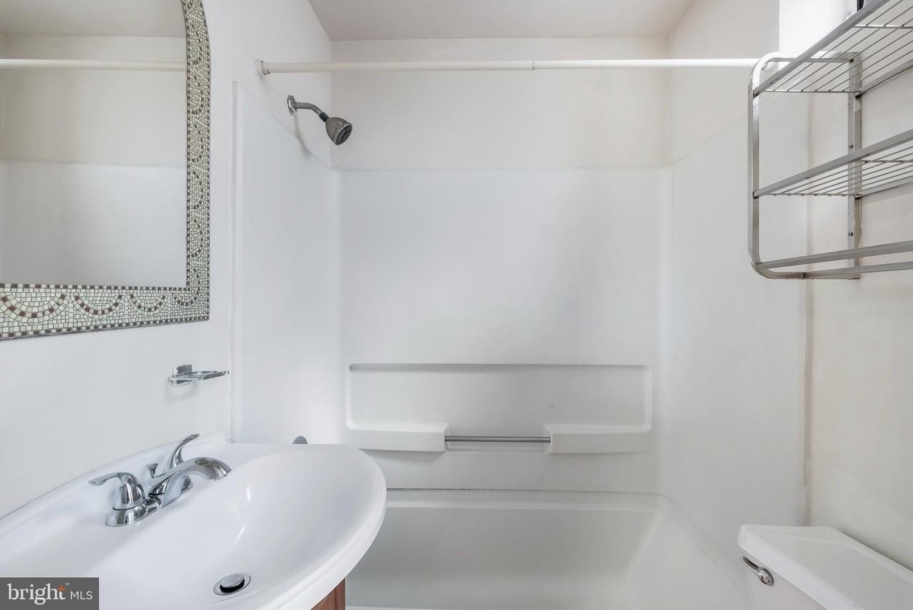 937 Christian St #2R - Photo 5 of 15