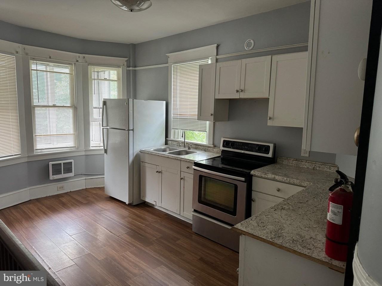 521 W Race St - Photo 2 of 30