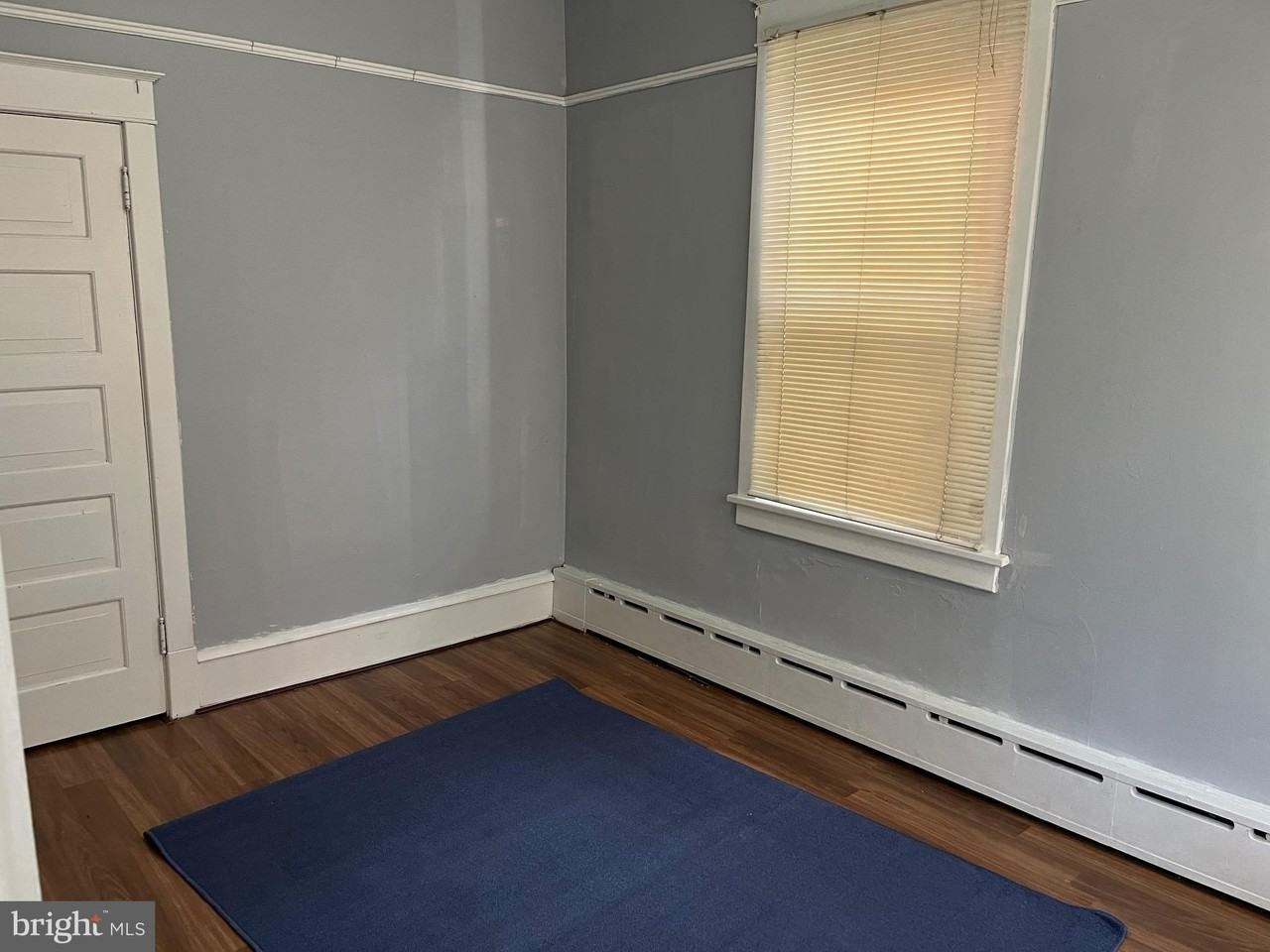 521 W Race St - Photo 3 of 30