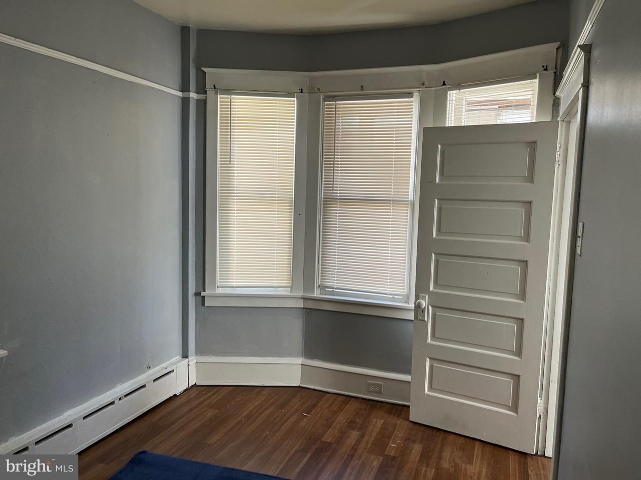 521 W Race St - Photo 4 of 30