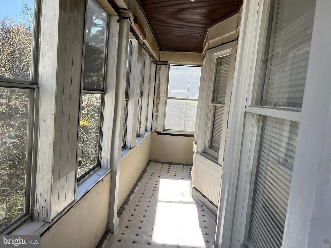 521 W Race St - Photo 5 of 30