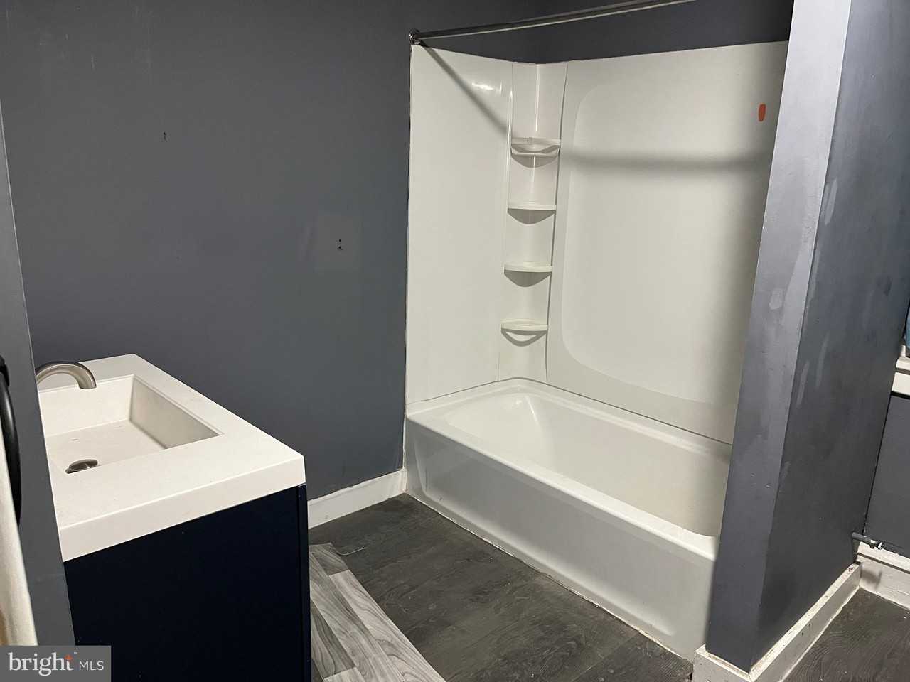 521 W Race St - Photo 6 of 30