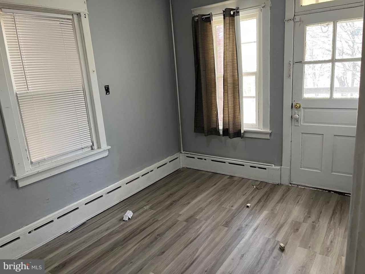 521 W Race St - Photo 7 of 30