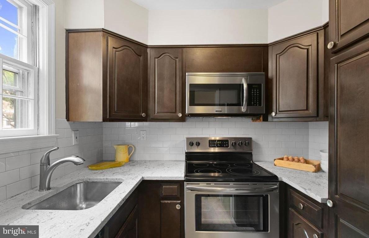 982 N Royal St - Photo 2 of 10