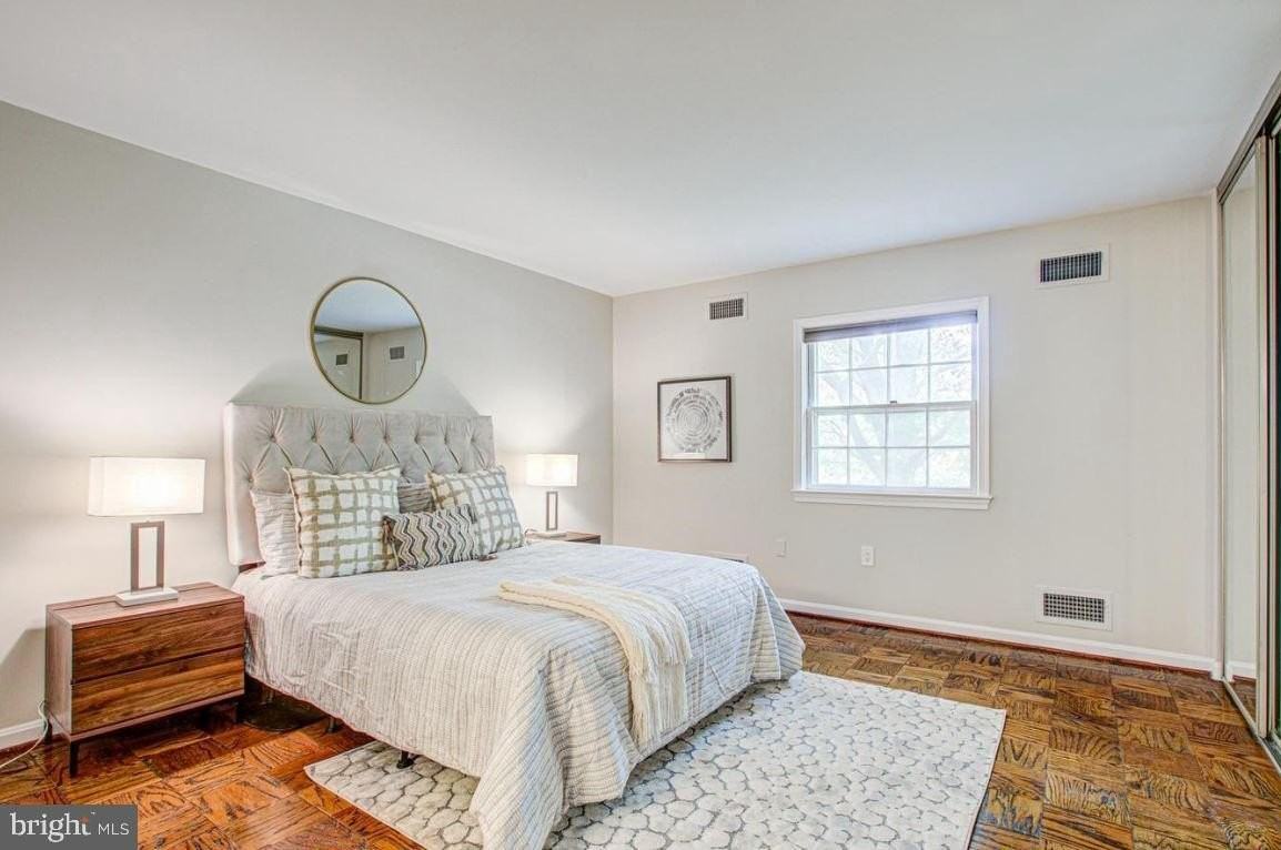 982 N Royal St - Photo 5 of 10