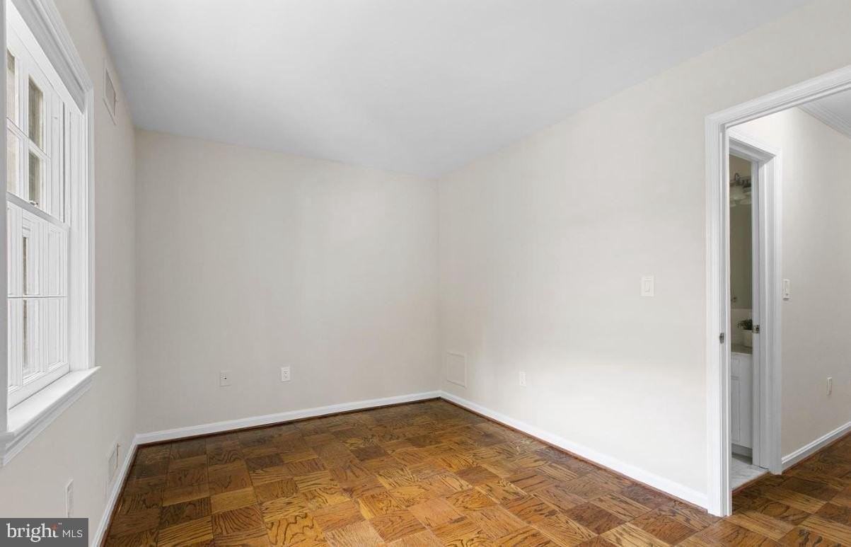 982 N Royal St - Photo 7 of 10