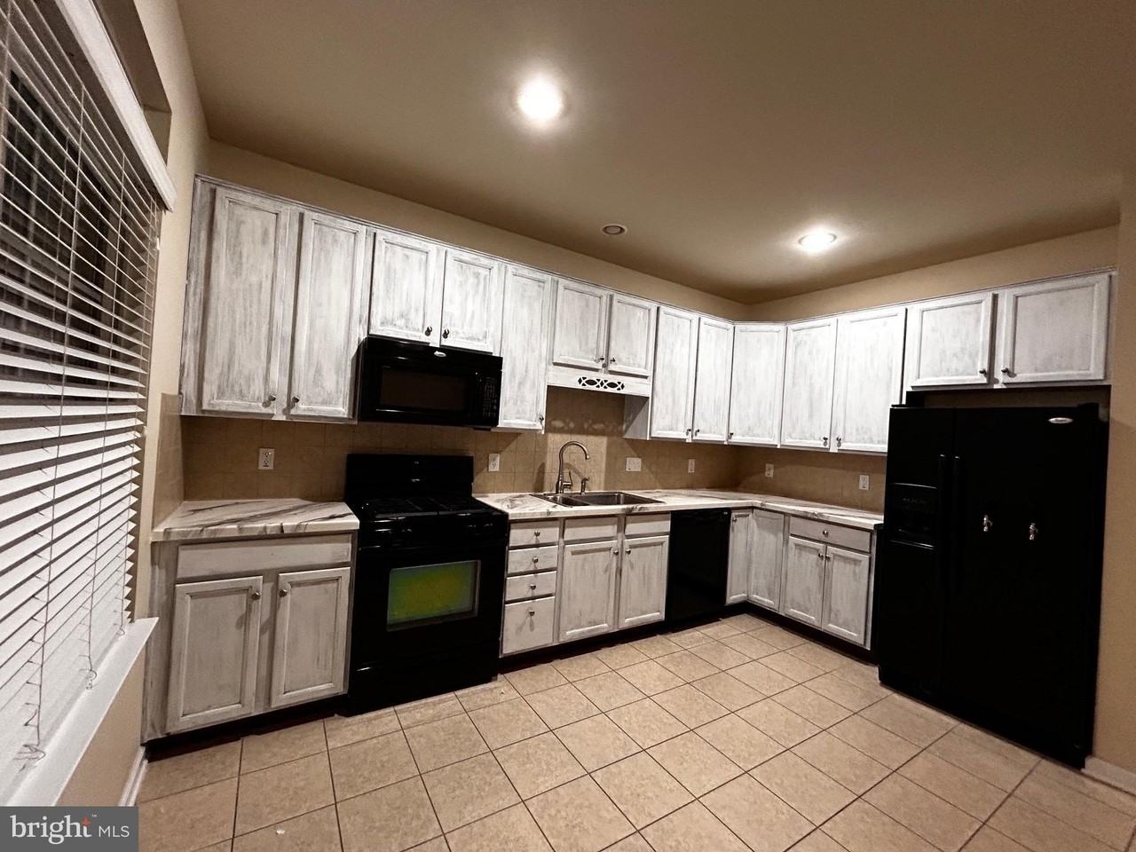 212 Bowling Green Cir - Photo 4 of 31