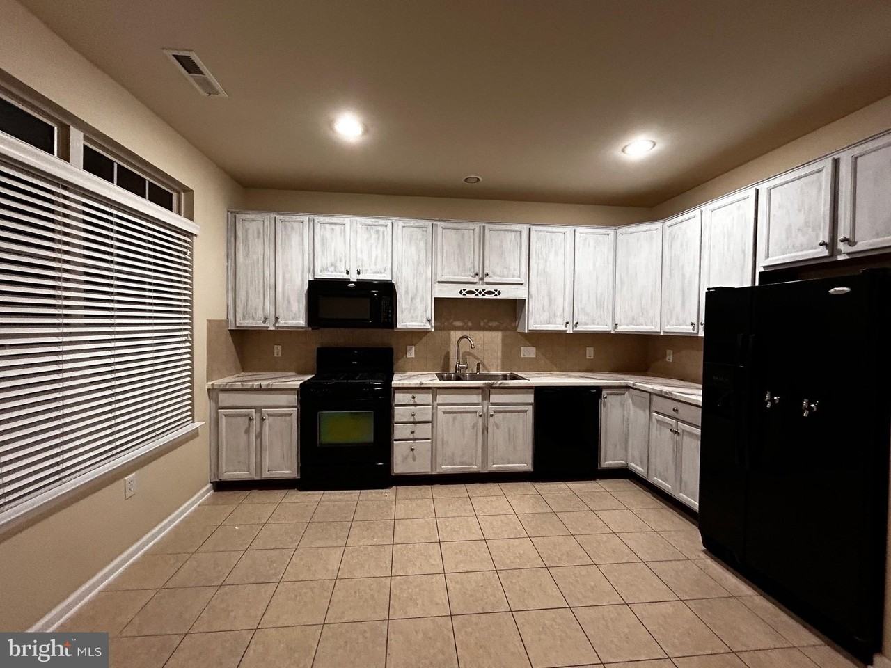 212 Bowling Green Cir - Photo 5 of 31