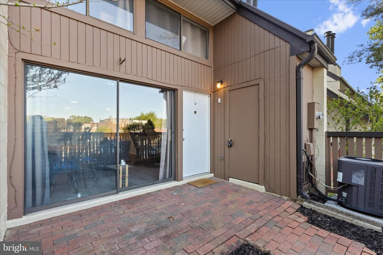 3911 Woodhue Pl - Photo 3 of 19