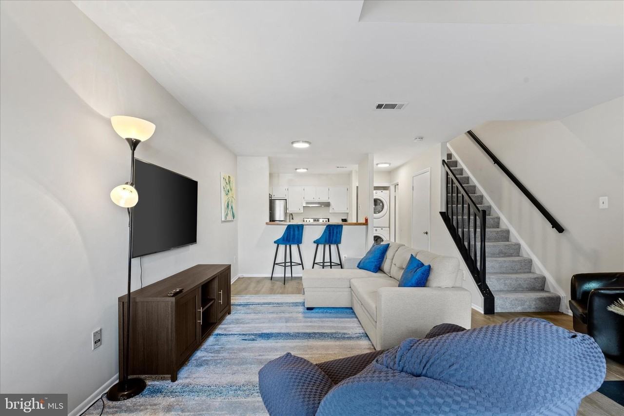 3911 Woodhue Pl - Photo 4 of 19