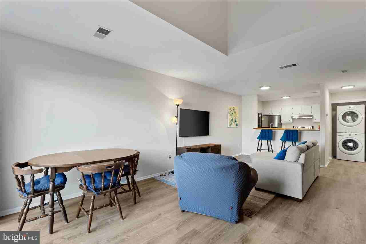 3911 Woodhue Pl - Photo 5 of 19