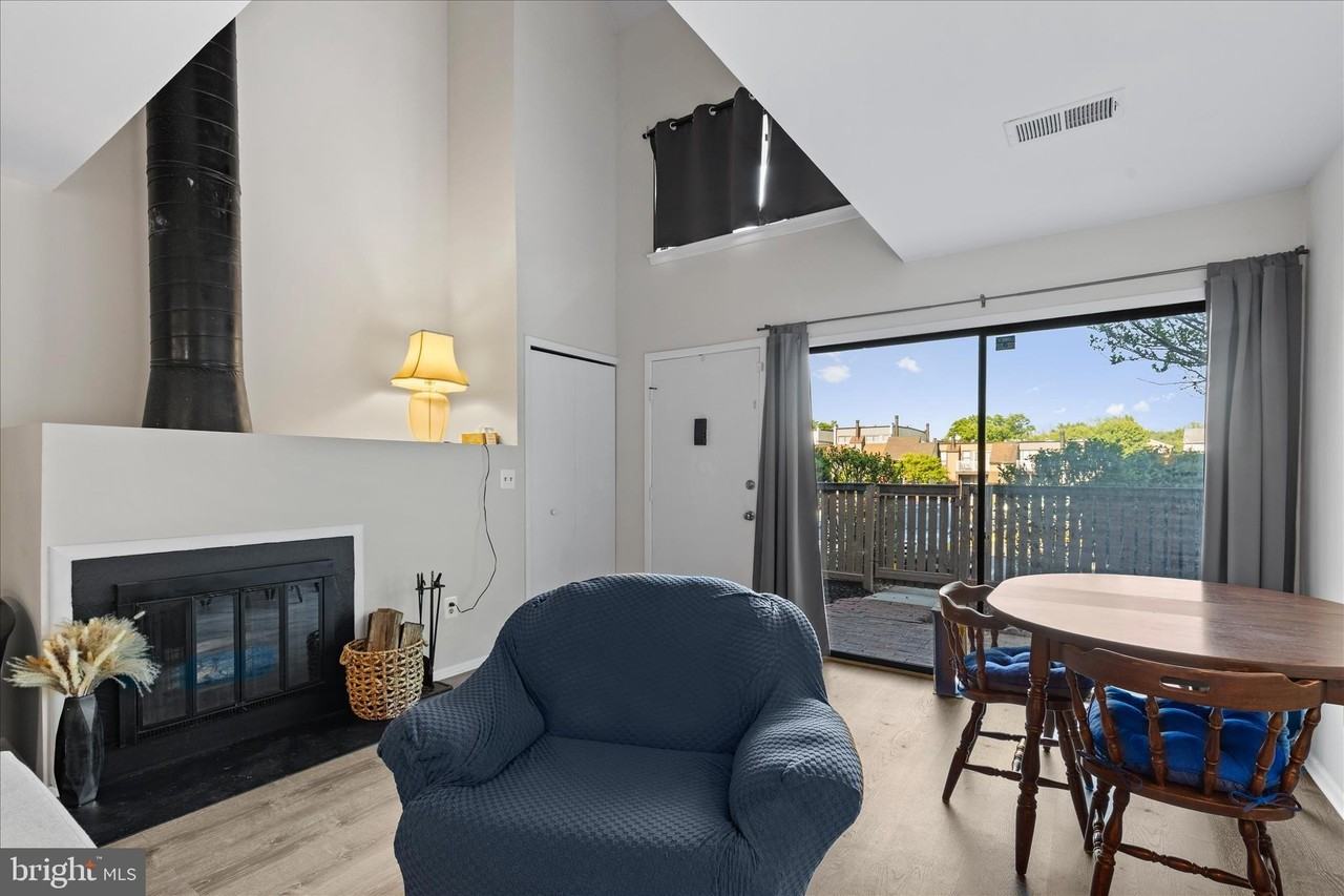 3911 Woodhue Pl - Photo 6 of 19