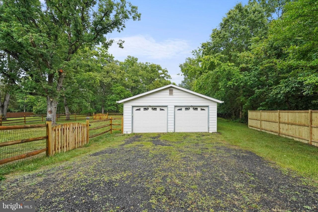 19822 Smith Cir - Photo 3 of 35